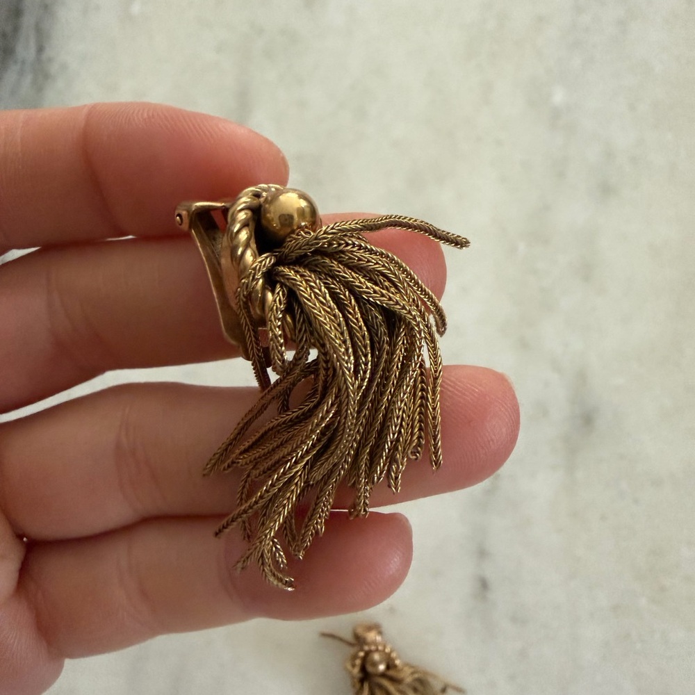 Vintage Gold Toned Cain Tassel Clip-on Earrings - Picture 4 of 4